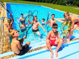 Playing pool-tennis